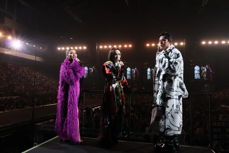 艾怡良（左起）、徐佳瑩和HUSH在小巨蛋合唱。攝影中心攝