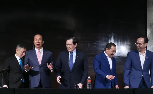 柯文哲侯友宜為民調互嗆! 郭台銘揪賴佩霞愜意喝咖啡畫面曝光