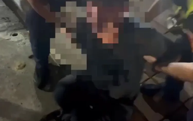 警方圍捕周男將他壓制。翻攝畫面