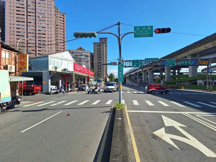 左轉汽車疑因未禮讓對向直行機車，於路口發生碰撞。翻攝畫面