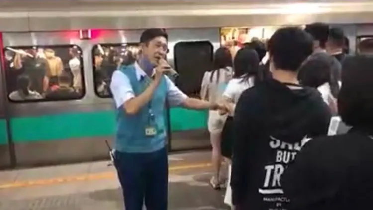 今年3月五月天演唱會後，高捷站長林忠明在月台疏運時，也引吭高歌為乘客解悶。資料照片