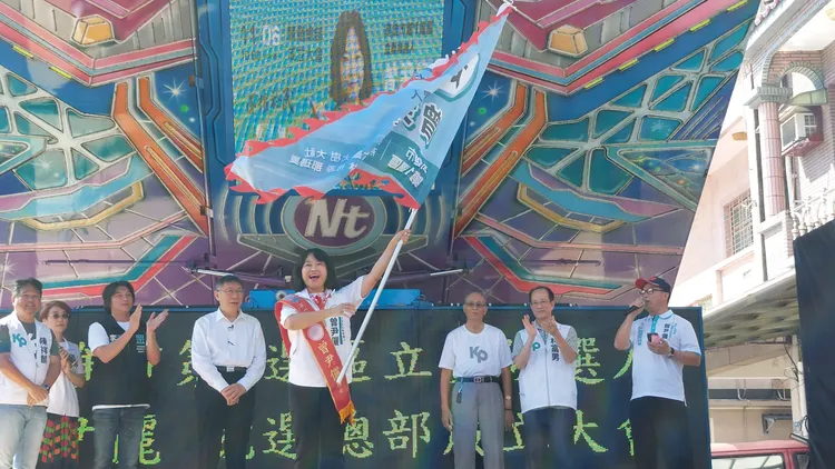 柯文哲今早到美濃參加民眾黨立委參選人曾尹儷競選總部成立。凃建豐攝