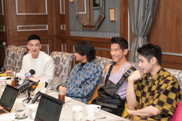 戴天易（左一）為明年報獎傷透腦筋。TVBS提供