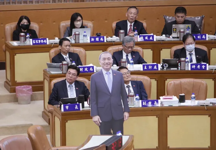 「2個侯友宜」現身議會？翻攝卓冠廷臉書