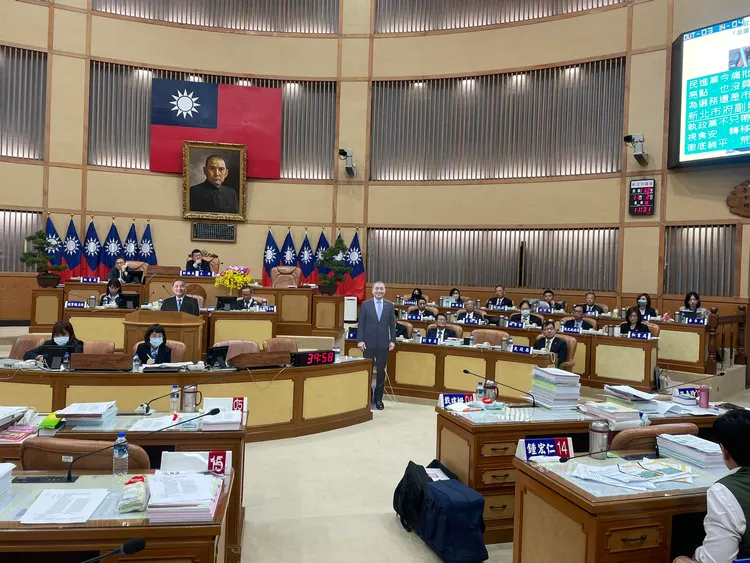 「2個侯友宜」現身議會？翻攝臉書「黃淑君 板橋」