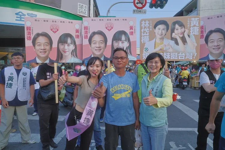 林岱樺自製「姐姐妹妹挺台灣」手舉牌到場加油打氣，希望大家多多支持黃捷。翻攝畫面