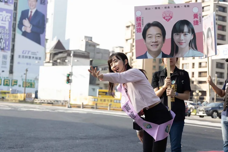 黃捷今天清晨在城市光廊路口向選民拜票。翻攝畫面