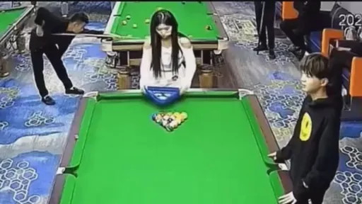 撞球館妹子衰爆！她小蠻腰遭重擊　又被補一槍K頭打趴