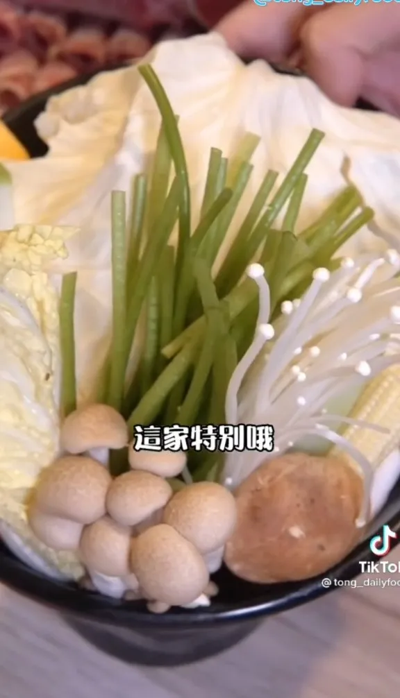 肉老大頂級肉品涮涮鍋，位在新北市板橋府中店，菜盤沒有火鍋料僅放蔬菜類。TikTok@tong_dailyfood 提供