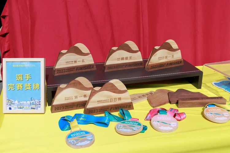 獎盃由環保局再生家具廠迴木工坊使用回收木製作。新竹市府提供