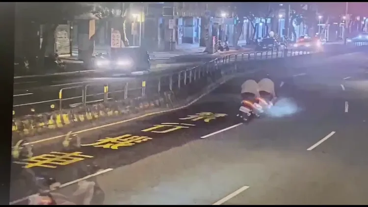 從監視器看的出來騎士騎車時狀況就不是很穩定。翻攝畫面