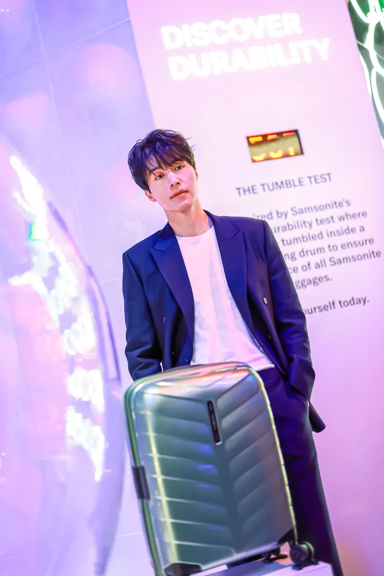 韓國男神李棟旭前往新加坡出席Samsonite「下一站Samsonite：穿越時光之旅」亞太區獨家展覽。品牌提供