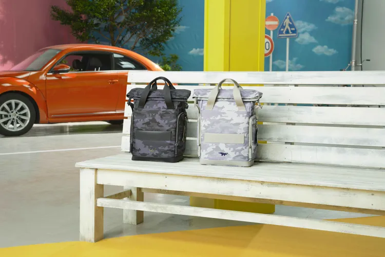 捲蓋後背包，各1萬800元。品牌提供