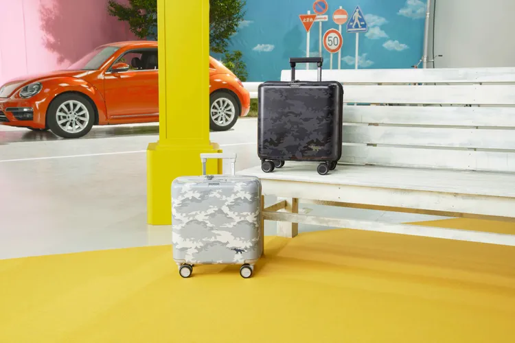 Maison Kitsuné x Samsonite四輪行李箱（16吋），各1萬3800元。品牌提供