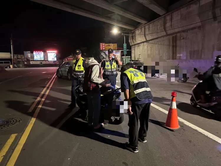 警方取締改裝車。翻攝畫面