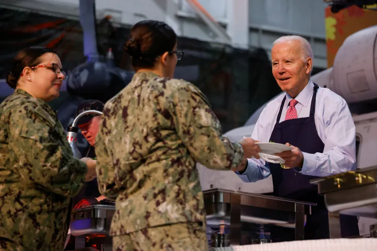 拜登（右一）選擇與美國基層軍人共度生日。美聯社