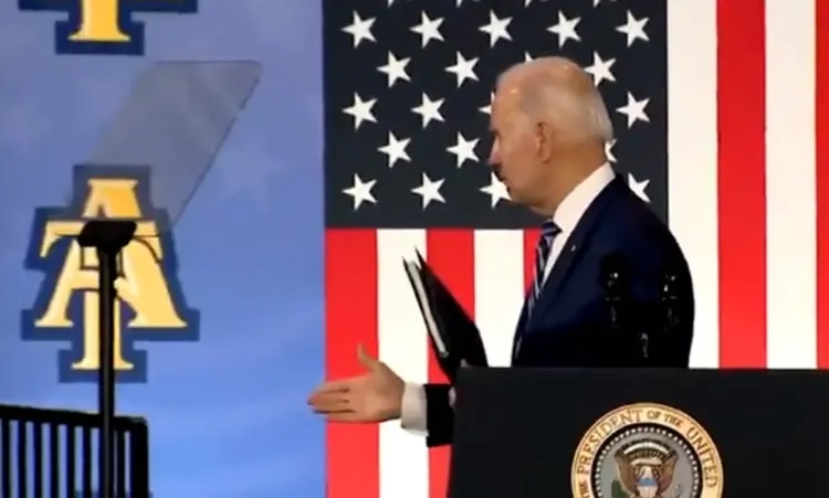 拜登有點突兀的想要握手。資料照片