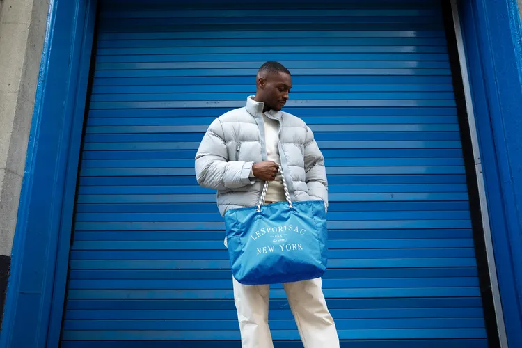 雙面托特包主打以環保雙面材質搭配Outdoor感的登山繩背帶。品牌提供