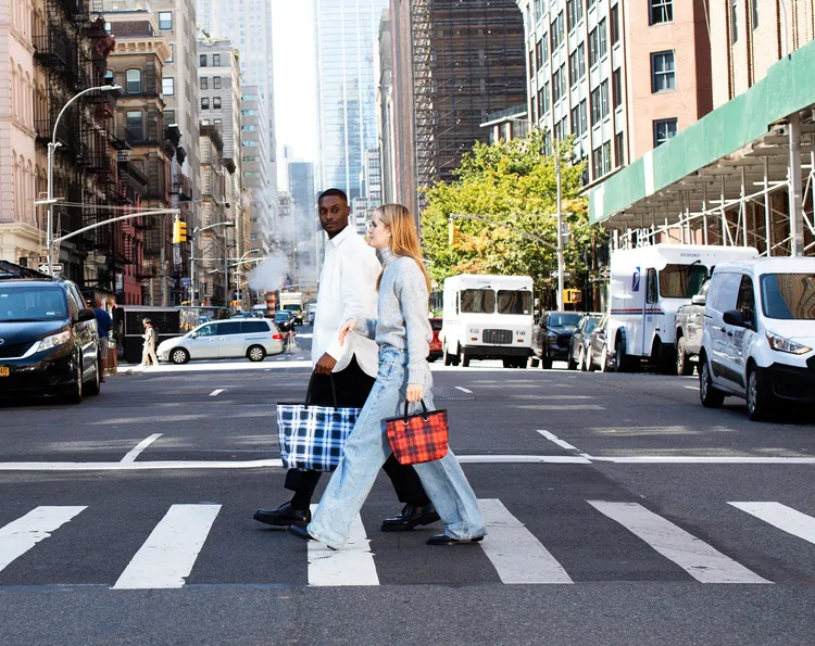 雙面托特包推出中型與大型2種尺寸。品牌提供