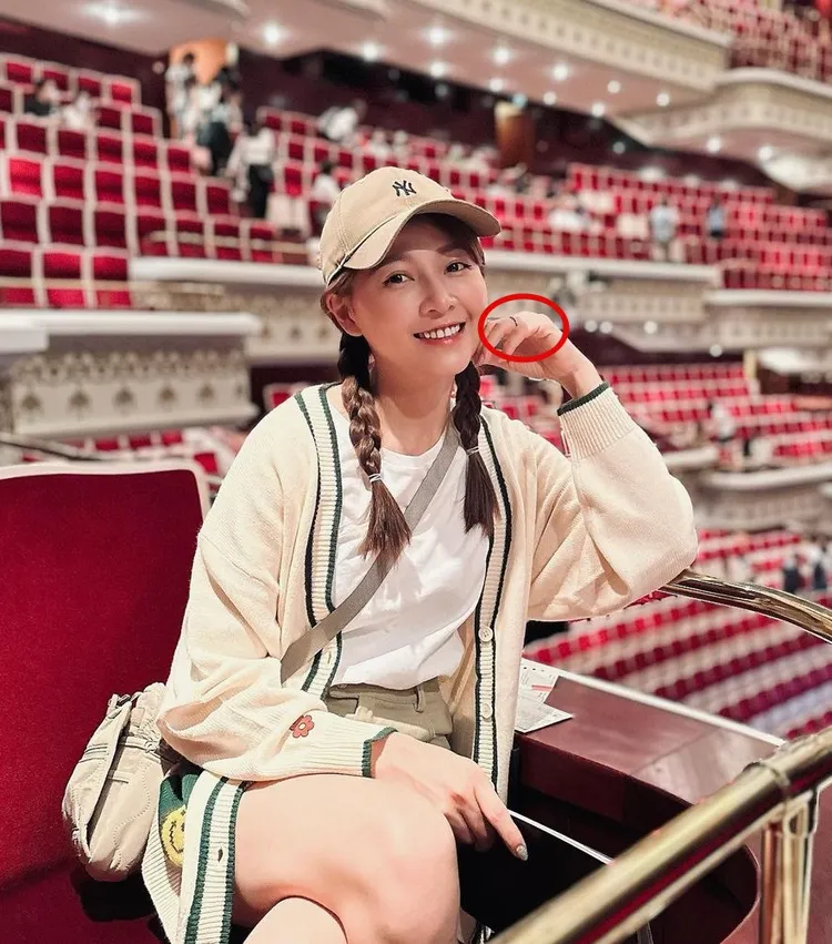 謝京穎也出現同款戒指。翻攝自謝京穎IG