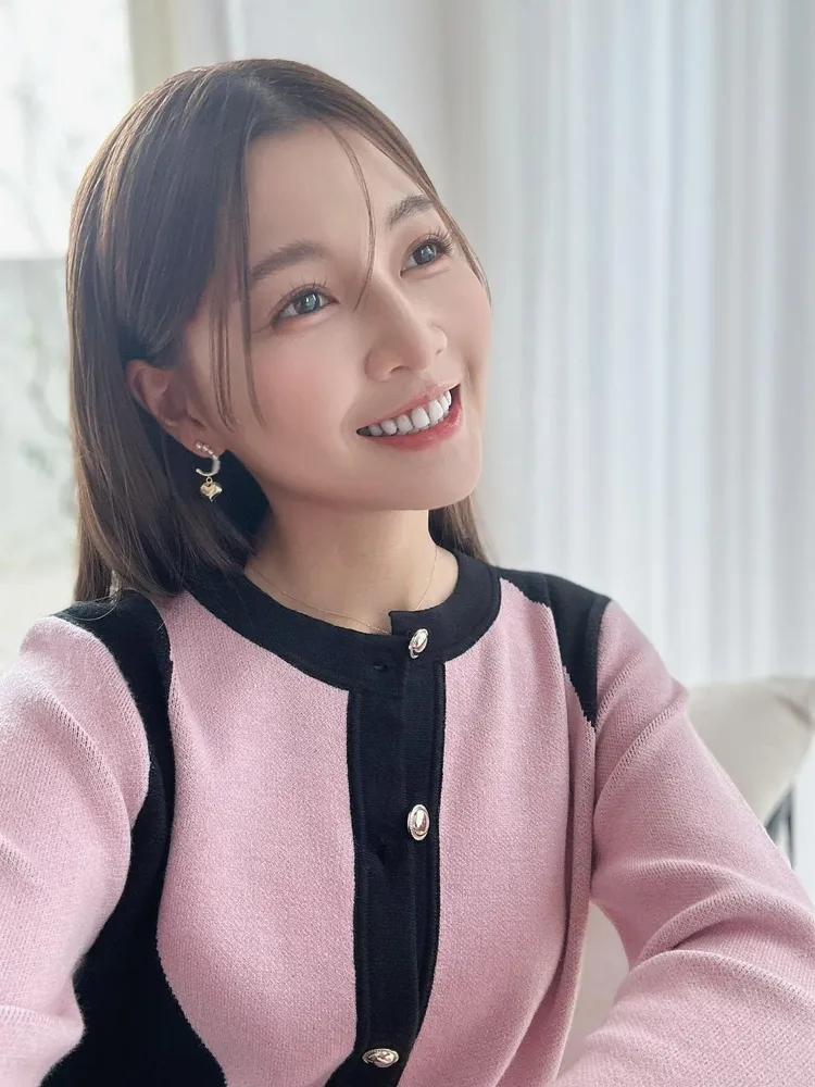 謝京穎po出一張身穿粉紅色上衣、害羞甜笑照片，「待嫁新娘」喜悅心情表露無遺。翻攝謝京穎臉書