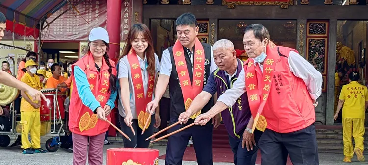 民政處長施淑婷(左二)到場參與起駕儀式。新竹市府提供