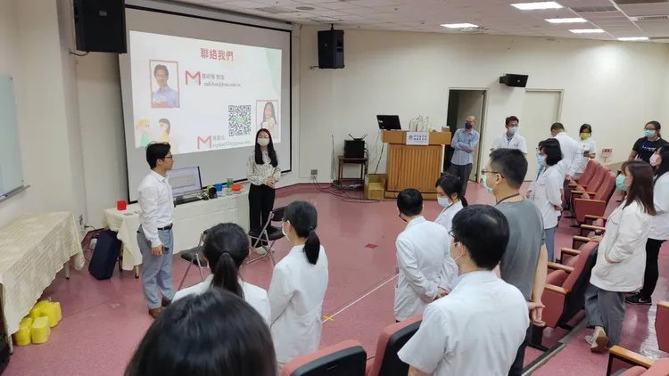 「生理衰弱工作坊」中陳明德主任帶領與會者進行實地體驗。桃園療養院提供