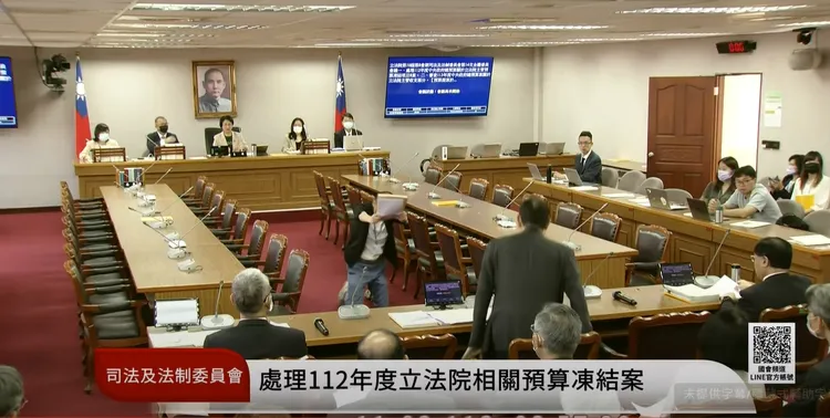 陳情人步步跪向林志嘉，林急起身。翻攝國會直播