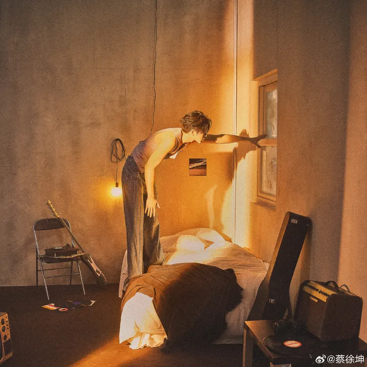 蔡徐坤在滿是樂器的房間中試圖開窗探索。翻攝蔡徐坤微博