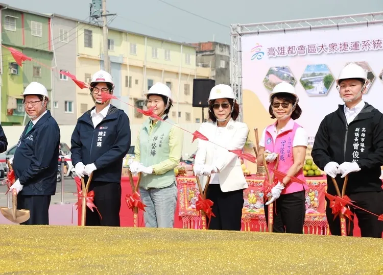 高雄捷運延伸林園今動土，高雄市長陳其邁、交通部長王國材、行政院副院長鄭文燦、立委林岱樺、高雄市議會議長康裕成與多位議員到場見證。翻攝畫面