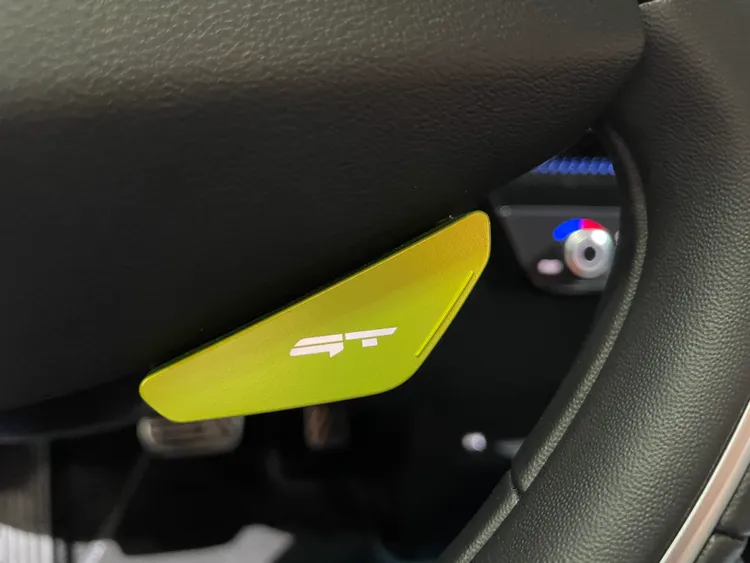 當駕駛按下方向盤上的霓虹綠塗裝的GT按鍵時，更可啟動The EV6 GT獨有的e-GT模式。林浩昇攝