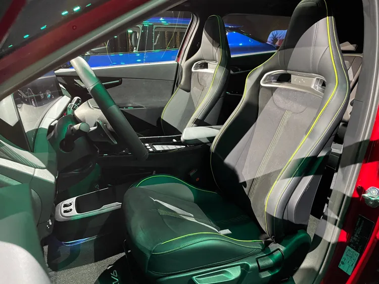 兩張GT專屬桶型賽車座椅不僅提供絕佳的包覆性與支撐性，麂皮與素面皮料搭配更顯不凡身份。林浩昇攝