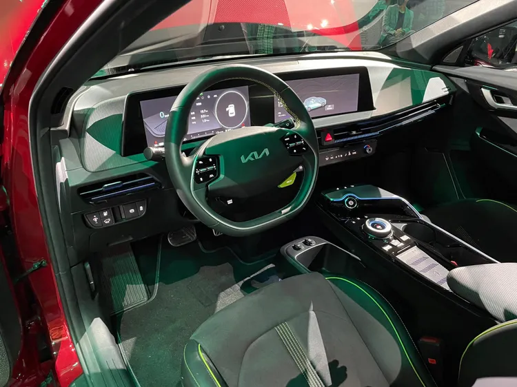 EV6 GT搭配12.3吋全景曲面顯示螢幕，整合行車資訊、充電功能及車載影音娛樂系統，打造出科技座艙。林浩昇攝