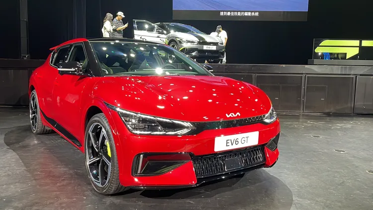 Kia EV6 GT車頭為Kia Digital Tiger Face設計語彙，採用雙月之刃貫穿尾燈組、天翔之翼數位日行燈，並搭配21吋GT專屬鋁合金輪圈以及鮮艷的霓虹綠運動型制動卡鉗。林浩昇攝
