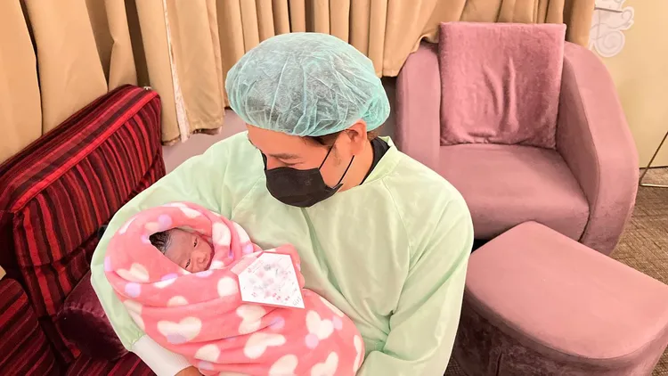 葉家妤生下第3胎，老公陳宇風開心報喜。翻攝陳宇風臉書