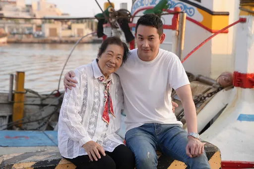 千萬點閱YTR遭蝴蝶刀刺穿 85歲高齡嬤通宵守孫