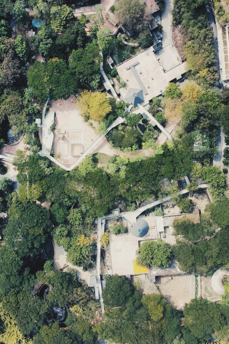 空橋串連山形屋構成遊園迴路。邱文傑建築師事務所提供