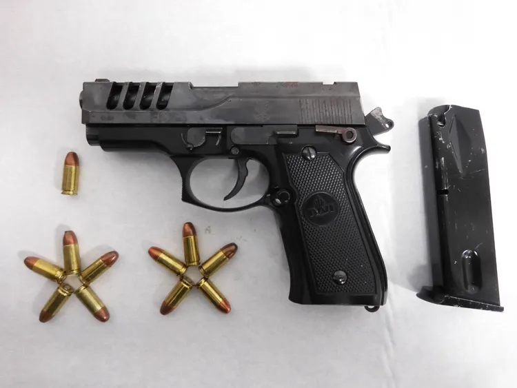 警方起獲改造槍枝1把、子彈11顆，其中2顆卡於槍鏜中未擊發。翻攝畫面