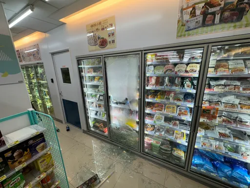 淡水超商喬60萬賭債開槍卻卡彈 雙方搶槍混戰撞破冰箱門遭警逮