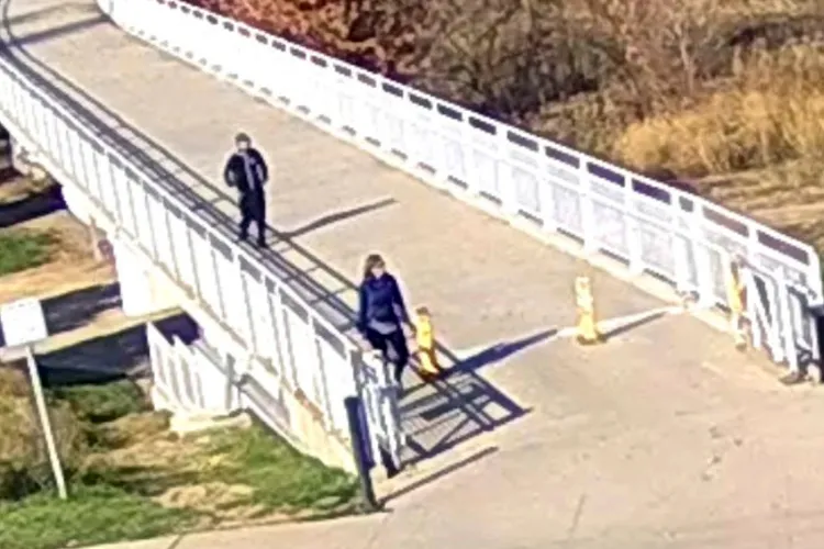 警方公布麥薩利慢跑期間遭嫌犯尾隨的監視器畫面。美聯社