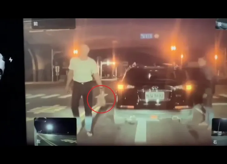 白衣男拿著「傢伙」下車，卻是提著一條吐司，讓人難以理解。翻攝自臉書爆料公社