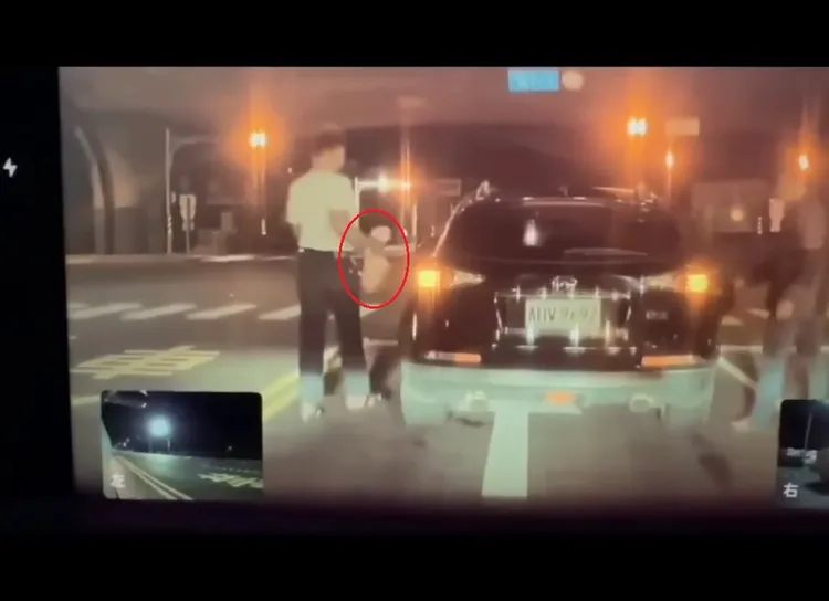 白衣男提著吐司走回車上，行車糾紛和平落幕。翻攝自臉書爆料公社