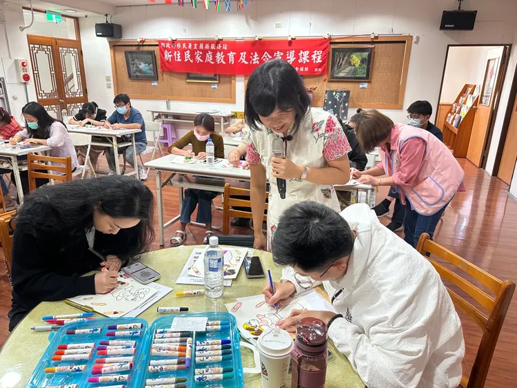 美君女士現場指導。翻攝畫面