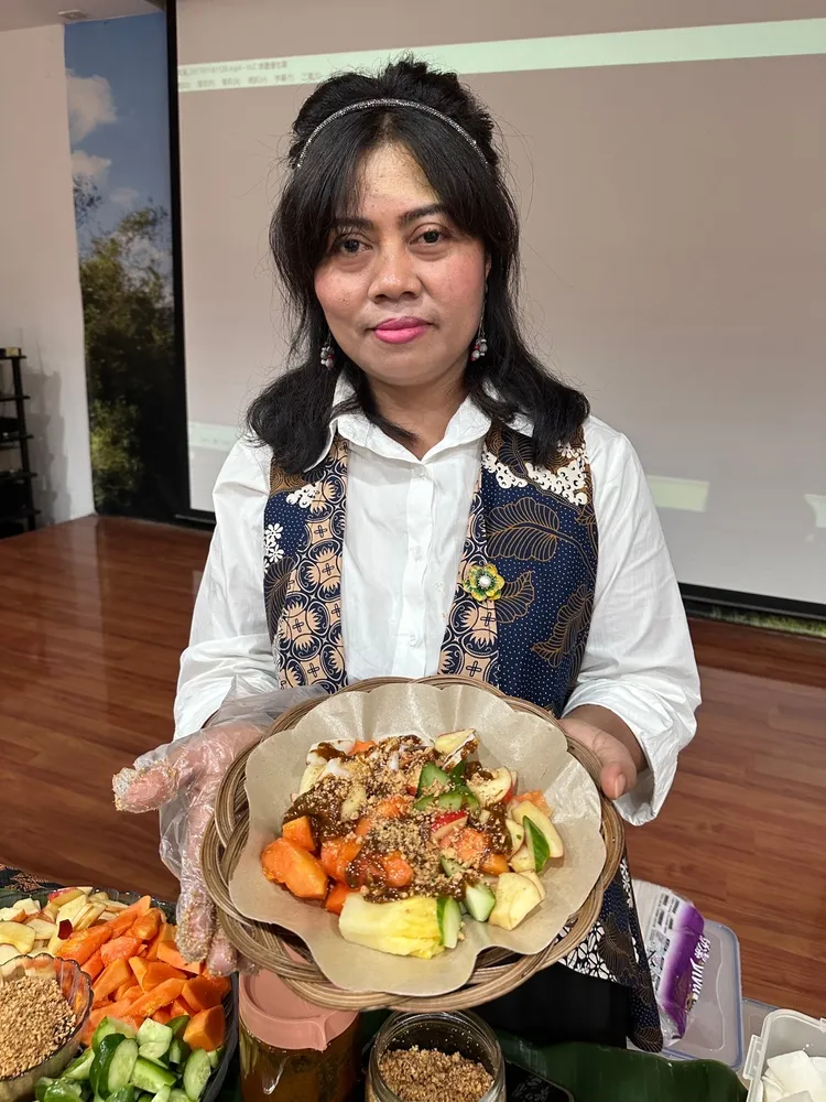 現場有手工製作的印尼水果沙拉。翻攝畫面