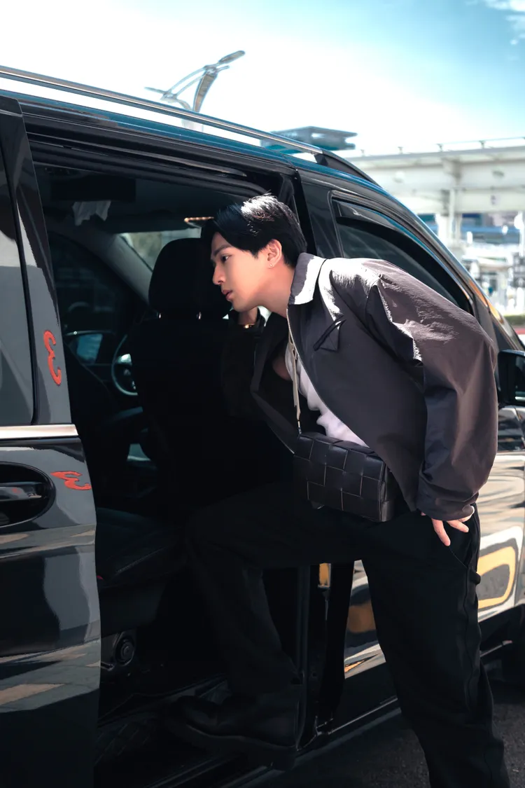 新田真劍佑背上Cassette皮革帆布肩背包。品牌提供