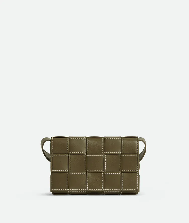 Cassette縫線造型肩背包小型沿泥綠，8萬3800元。品牌提供