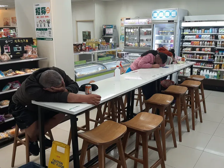 男子桌上擺了一罐伯朗罐裝咖啡。翻攝自X（推特）Klaus Bardenhagen