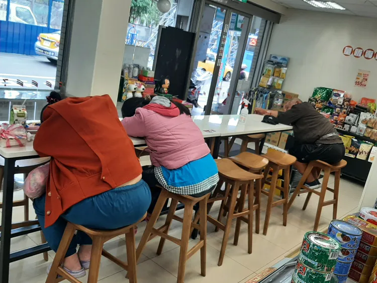 多名顧客在超商內趴桌睡著。翻攝自X（推特）Klaus Bardenhagen