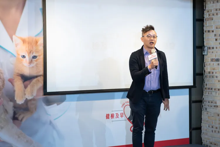 中華民國獸醫內科醫學會理事長鍾昇樺分享寵物健檢及營養的重要性。業者提供