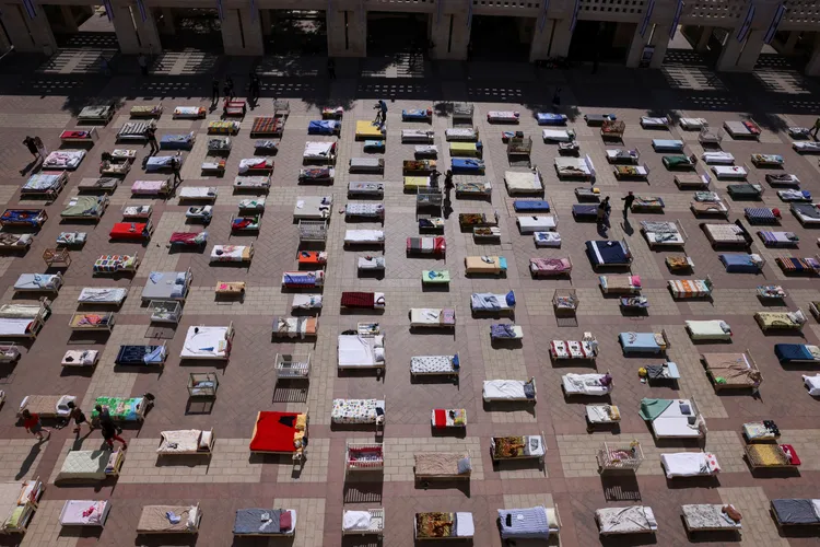 以色列耶路撒冷广场摆上许多空床，象征被哈玛斯俘虏的人质。路透社